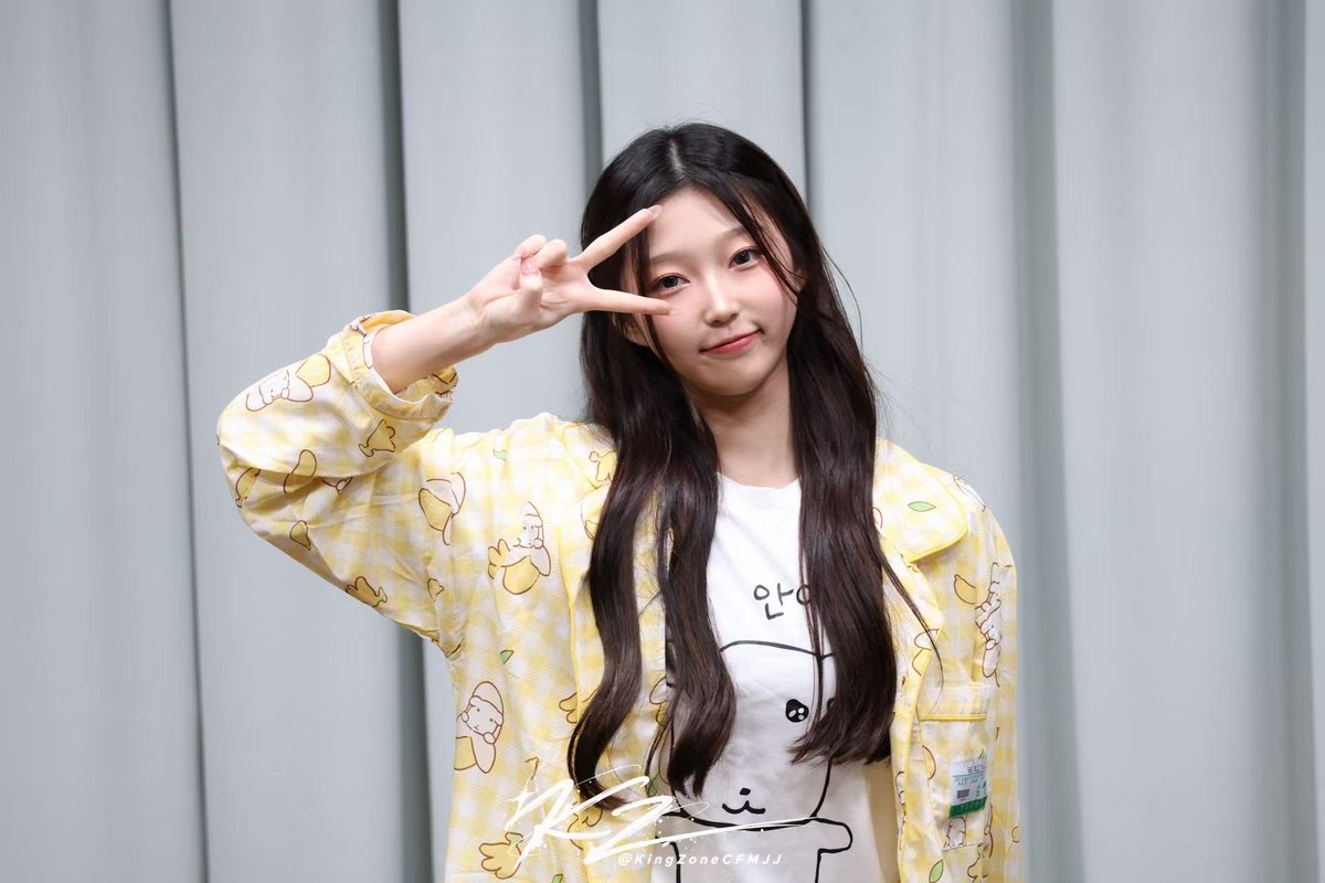 KingZoneCFMJJ's tweet photo. 260917 위드뮤 대면 팬사인회
#유스피어 #USPEER 
#로아 #ROA https://t.co/t0gmBYwAAM