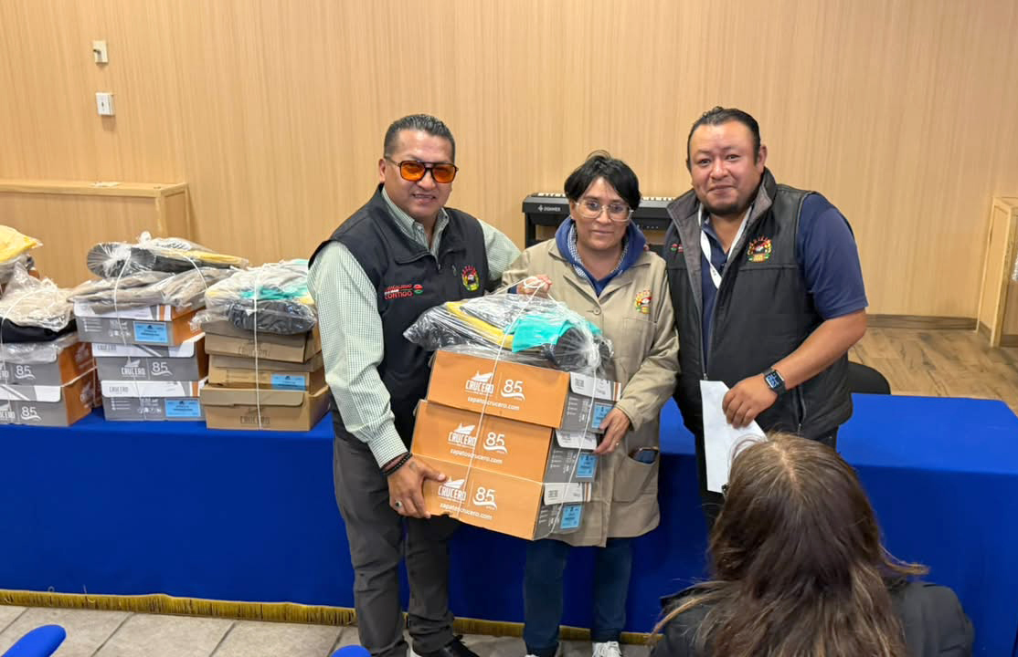 Herminio_CahueC's tweet photo. Continuamos con la entrega de equipo de trabajo de manera directa a los #Suteymistas en toda la entidad; integrantes del Comité Ejecutivo Estatal de nuestra organización sindical, acompañan a delegadas y delegados, donde además de hacerles llegar mi saludo a los agremiados, son testigos de la entrega de insumos necesarios para que realicen sus labores de forma segura y apropiada.
Reconozco y valoro la gestión y disposición de mis compañeras y compañeros del CEE, por realizar esta importante labor de cercanía con los servidores públicos.
#SindicalismoDeLaManoContigo