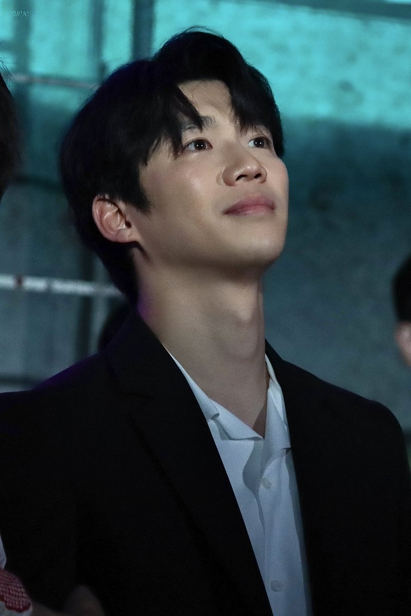 SUPIC__'s tweet photo. 20260923 낮 
연극 쇄골에 천사가 잠들고 있다 
스페셜 커튼콜 불꽃놀이 ver.

토루 역ㅣ #허영손 배우님

그리고 끝엔 네가 있어줘 https://t.co/N8c9HM7tQ7