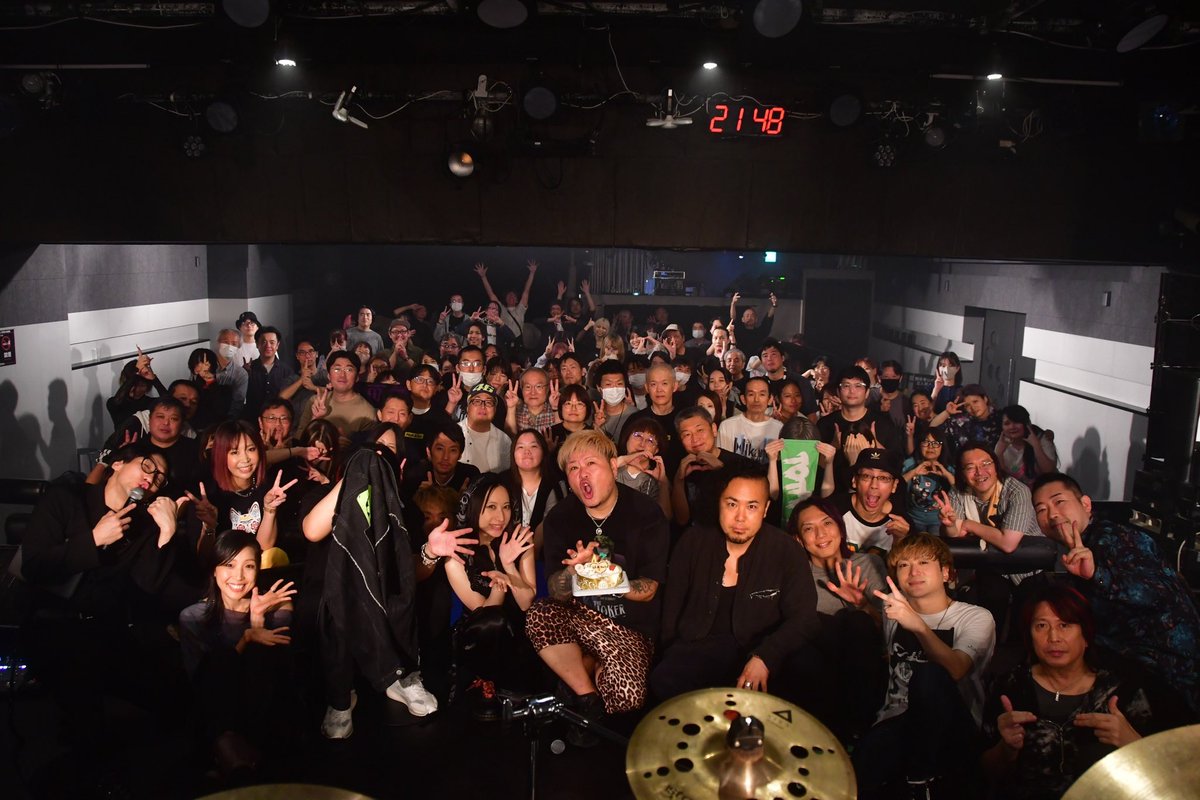 onimaru_otokage's tweet photo. #ハカフェス

無事大盛況にて 終わりました！

本当に本当に本当に関わってくださった全てのアーティスト、スタッフ、そしてこんなおじさんの30周年を祝いに来てくれた多くのお客様ほんとにありがとうございました！！！！！！

いやあ感無量です。

死ぬほど疲れましたし
久しぶりの演奏になるバンドは拙いところも沢山あったかと思いますが、暖かく最後まで見守ってくれてもうありがたい限りです😭

また明日落ち着いたらそれぞれと撮った写真やそれぞれについてなどポストしていこうと思いますが、とにかく

大感謝を！！！！！！