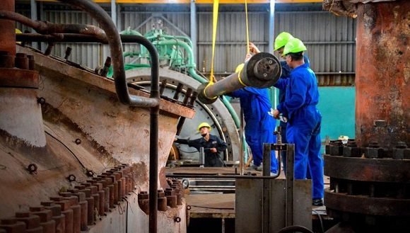 ACN_Cuba's tweet photo. 🇨🇺 Reconoció Morales Ojeda esfuerzo titánico de trabajadores eléctricos
 
🧑🏼‍🔧⚡Reconoció hoy @DrRobertoMOjeda el esfuerzo titánico de los especialistas, técnicos y operarios del sistema eléctrico nacional (SEN) en la restitución del servicio tras las desconexiones.  

#ACNreporta https://t.co/9StNYircl9