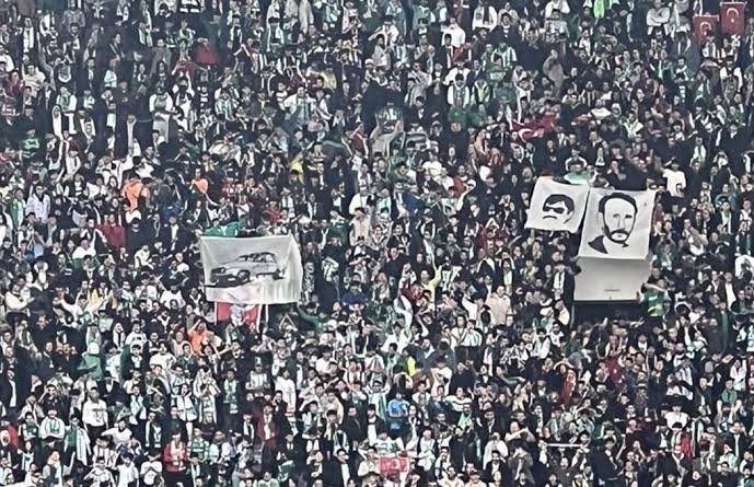Astobuu's tweet photo. @muratefe15 @KocaTalat1915 @57alaymedya @TFF_Org @EmniyetGM @dbakirvalilik @DiyarbakirEmn İşine gelmeyince tanımıyorum diyorsun, ben de Lacosteyi tanımıyorum.
Ayrıca Lacoste giymek suç mu?
Öcalan için diyorsan eğer, adam üstdüzey devlet memuru olacak yakında. Bahçeli, lider diyor adama, sen kalkmış Lacosteye takmışsın.
Senin de gücün ona mi yetiyor? https://t.co/7GKN2IjbeF