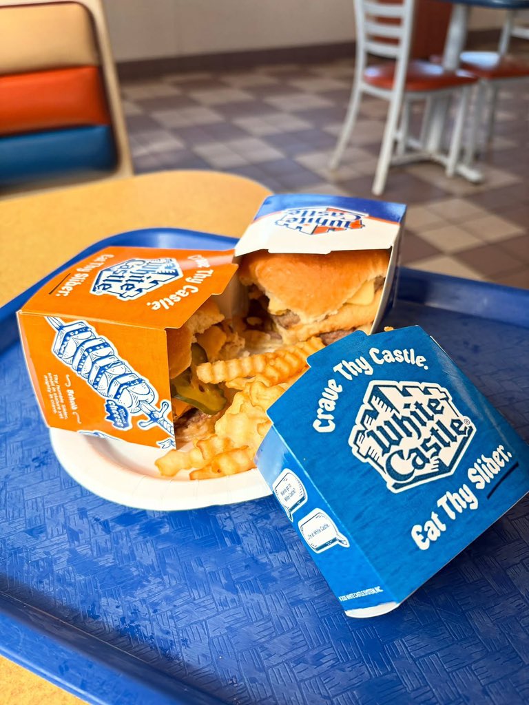 Giardiniera83's tweet photo. When making your way to @ofcwrigleyfield for the @Cubs game brunch at @WhiteCastle is always necessary! #Chicago #Brunch #Trip #Sliders https://t.co/07hzEUaC0p