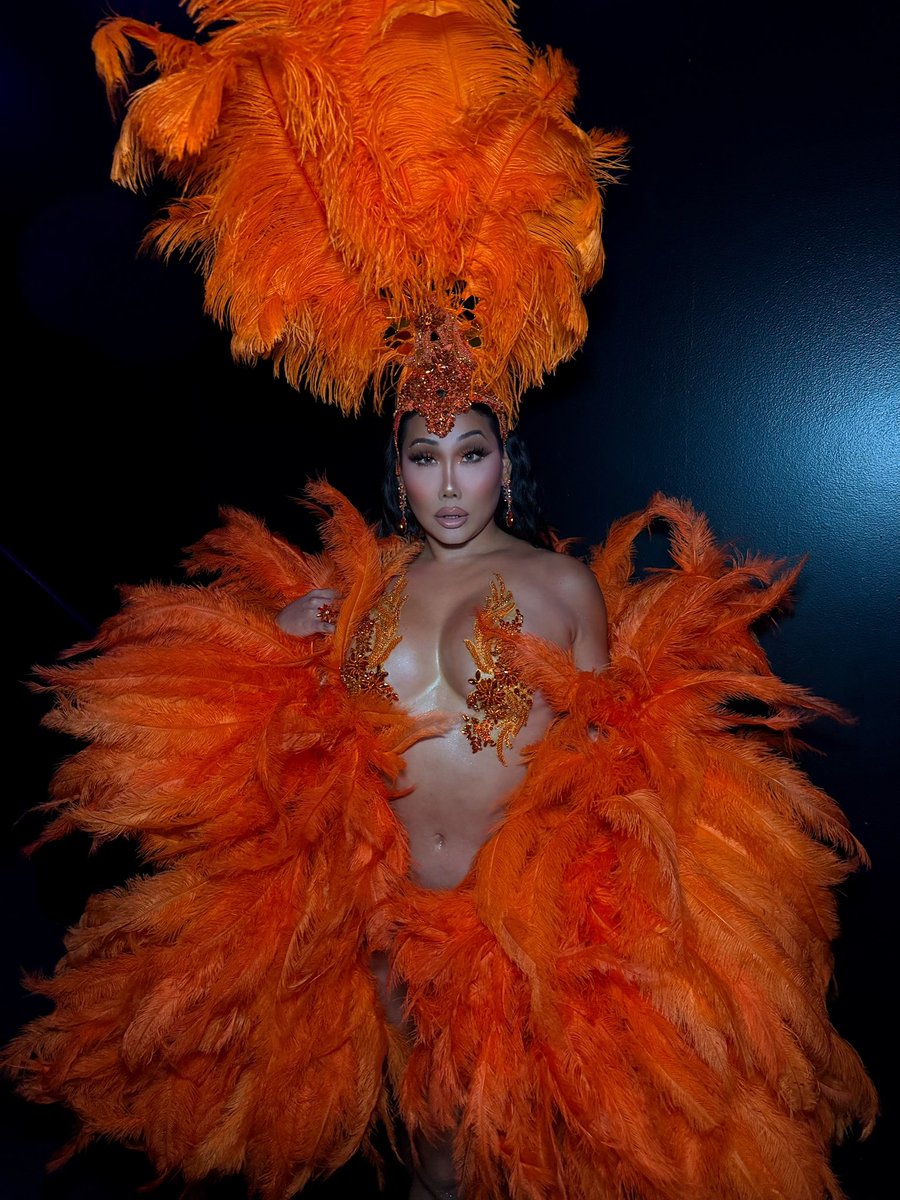 GiaGunn's tweet photo. Life of a showgirl 🧡 https://t.co/C5AUjcbcsq