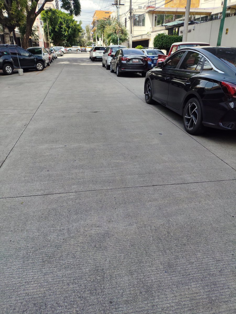 mameromero's tweet photo. @UCS_GCDMX @supercivicosmx @BjCivicos favor de multar vehículos estacionados en segunda fila dentro de la cerrada de  Tenayuca #200  col santa cruz Atoyac, ANUIES permite dejar los carros obstruyendo el paso todo el día. Mandar fotos de los agentes @ClaraBrugadaM https://t.co/LQpyyk4t2E