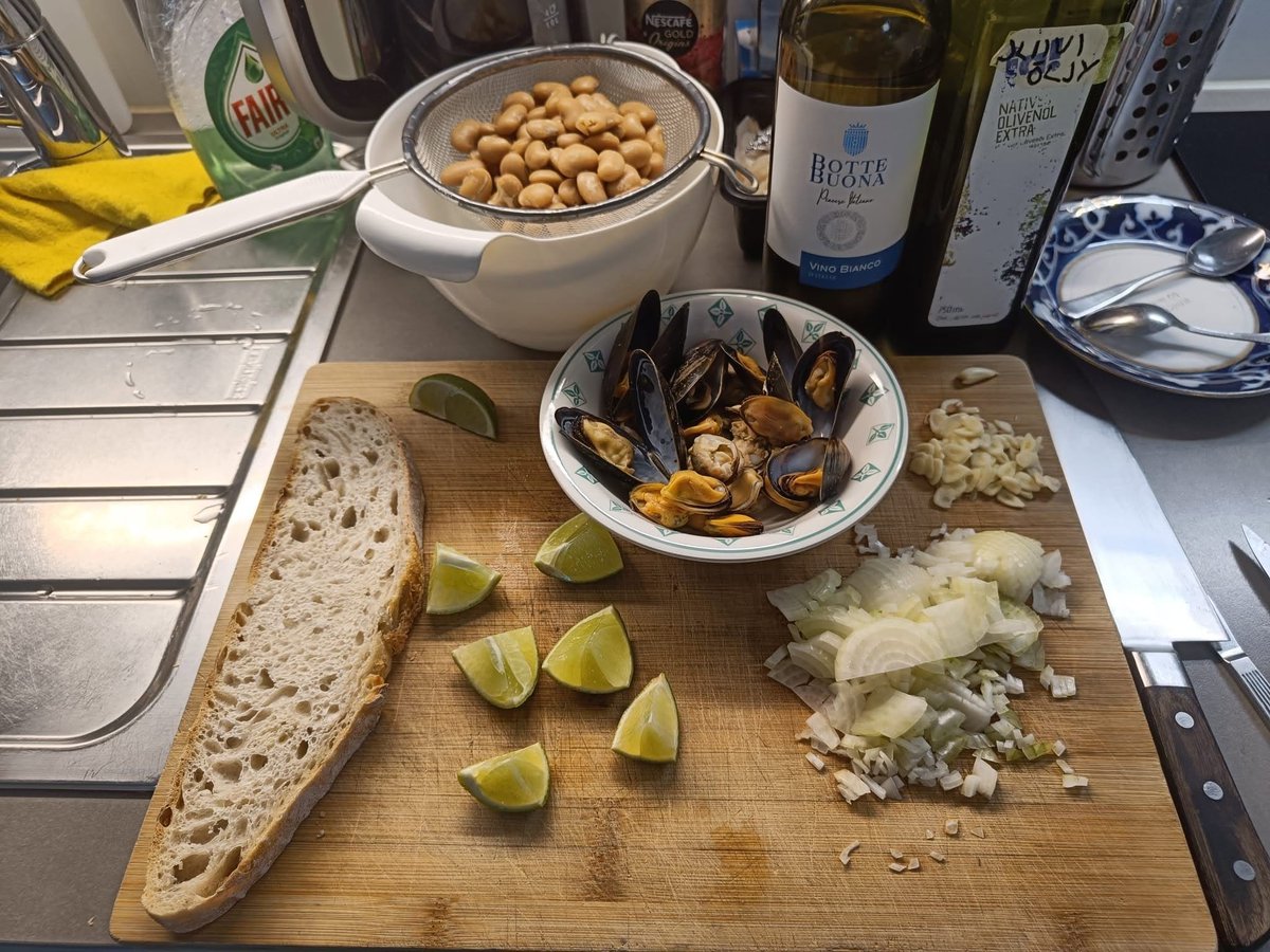 HilpoJuhana's tweet photo. Breakfast
Mussel and butter bean bruschettas
I heated the mussels with shells reserved for decoration in the steam rising from the topping, on the surface of the topping under the lid. Easy! 😉
1/6
#breakfast #bruschetta #sourdoug #mussels #butterbeans #italiancuisine https://t.co/E7tviUh5rp