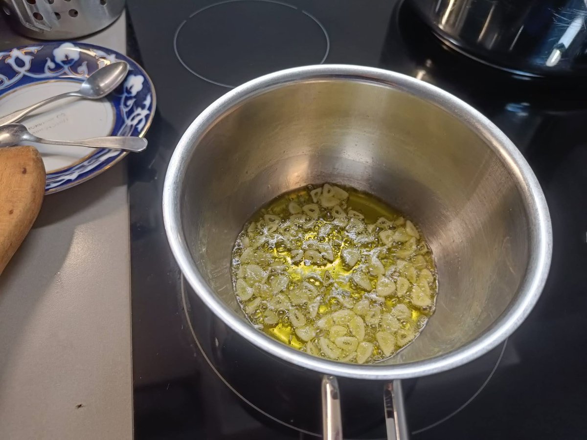 HilpoJuhana's tweet photo. Breakfast
Mussel and butter bean bruschettas
I heated the mussels with shells reserved for decoration in the steam rising from the topping, on the surface of the topping under the lid. Easy! 😉
1/6
#breakfast #bruschetta #sourdoug #mussels #butterbeans #italiancuisine https://t.co/E7tviUh5rp