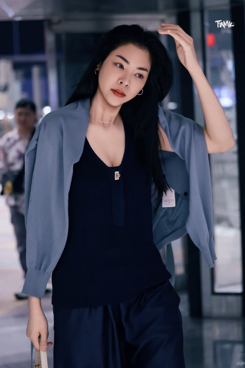 im_myouison2's tweet photo. Same day.
Same person.
Different AURA. 

Queen of duality ❤️‍🔥

#Ferragamo
#FerragamoSS27
#FerragamoXFaye https://t.co/IjF2WiWhv7