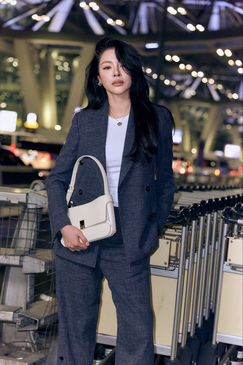 im_myouison2's tweet photo. Same day.
Same person.
Different AURA. 

Queen of duality ❤️‍🔥

#Ferragamo
#FerragamoSS27
#FerragamoXFaye https://t.co/IjF2WiWhv7