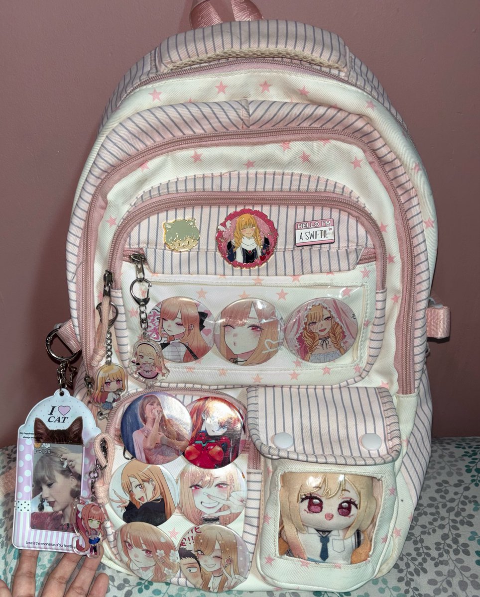 marinthinkeer's tweet photo. HOLA MUTIS NO ME HABIA PASADO POR ACÁ 😭😭😭😭 como disculpa les enseño como quedó mi mochila al final 🫰🫰💗 https://t.co/lXeJrd7vOi