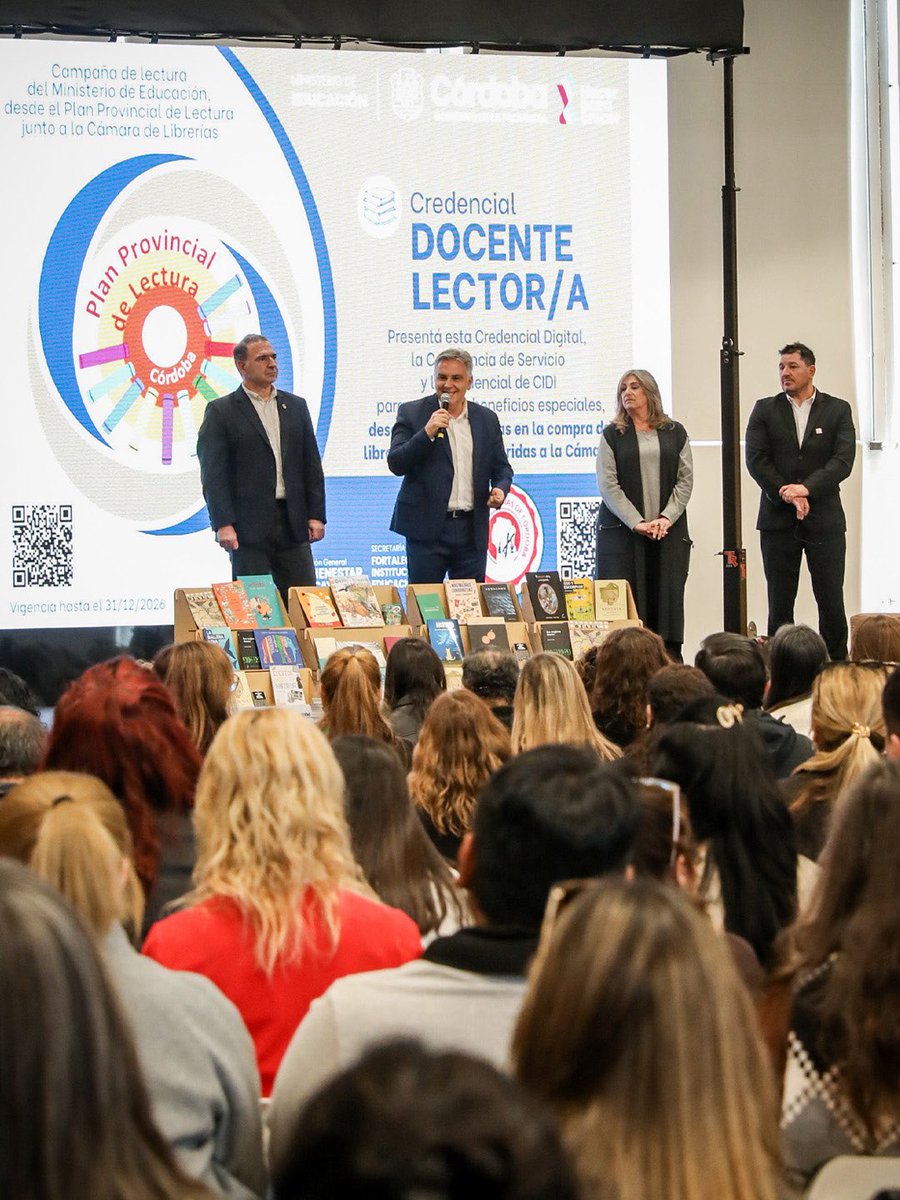 MartinLlaryora's tweet photo. 📚 LEER, APRENDER Y CRECER: 50.000 LIBROS PARA LAS ESCUELAS

Entregamos 50.000 libros para nuestras escuelas secundarias, institutos de formación docente y Coordinaciones Locales de Educación de toda la provincia. Son libros que llegan a las aulas, pero también a centros vecinales, espacios de apoyo escolar, salas de lectura y programas municipales, porque la #educación se construye dentro y fuera de la escuela.

Destinamos 28.000 ejemplares de literatura a 900 escuelas secundarias, 10.000 a la formación de futuros docentes y otros 12.000, de Lengua y Matemática, a las Coordinaciones Locales de Educación (CLE) que se encargan de distribuirlos. 

Además, invertimos $550 millones para adquirir obras de 27 editoriales cordobesas, que también es una manera de dinamizar la economía y potenciar a este sector tan importante para la cultura y la educación. A este fondo se sumaron ejemplares aportados por la @AgCbaCultura y una donación de 7.700 libros realizada por @EditComunicarte.

La #cultura necesita espacios de expresión, y nuestros autores y escritores necesitan de las editoriales. Somos una de las pocas provincias que tiene una industria editorial pujante, y eso nos permite fortalecer una cultura propia, acompañar el trabajo cordobés y contar con tantos escritores de renombre.

El mundo está volviendo al libro. No se trata de dejar el celular, sino de volver al entorno del libro: poder subrayarlo, tenerlo siempre presente y recuperar la lectura y la escritura en papel, porque sabemos que mejoran los procesos de aprendizaje.

#HacerParaCrecer