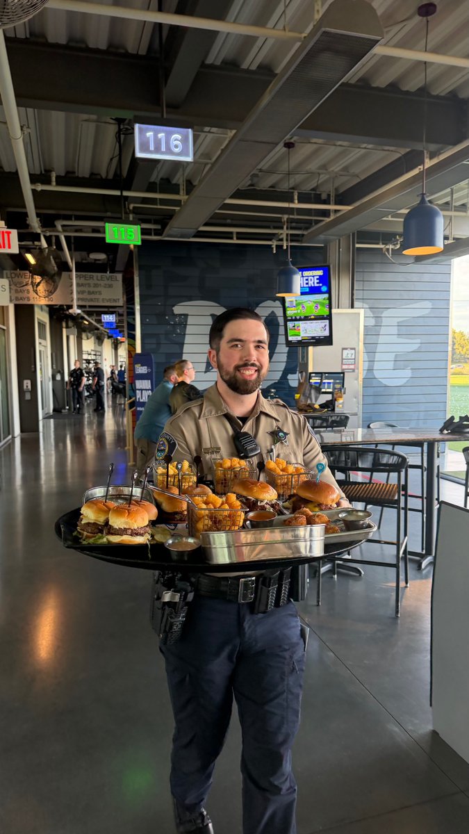 SOID's tweet photo. A BIG thank you to Law Enforcement Officers from Ada County Sheriff, Canyon County Sheriff and Idaho State Police who helped serve food, drinks and smiles at ⛳️ Topgolf ⛳️ for our Tip-a-Cop event! 

#specialolympicsidaho
#VoicesOfInclusion 
#sportsmanship
#IDD https://t.co/5swGSFX0Q4