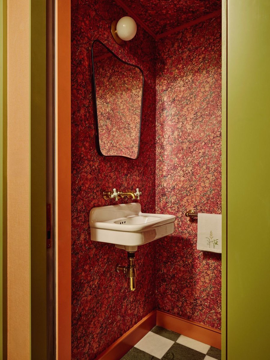 luusssso's tweet photo. We need more bathrooms with warm tones and eclectic wallpaper https://t.co/mkf5nwulQW