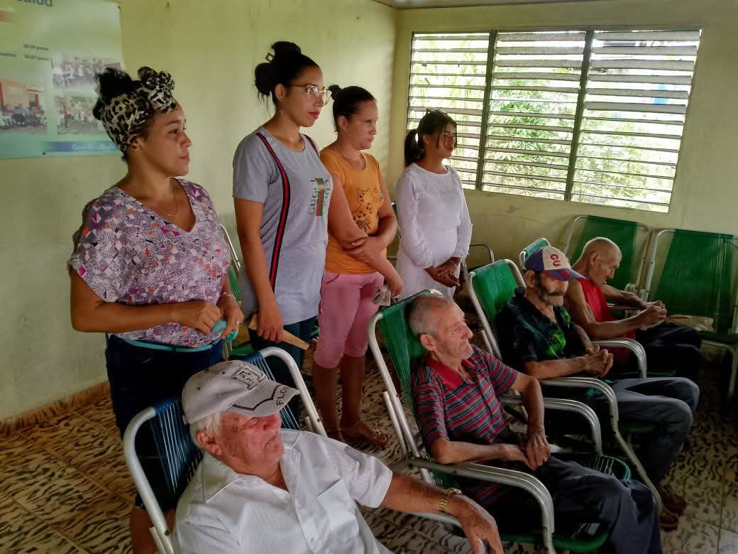 LaVozDelSol's tweet photo. La casa de abuelos El Paraíso, en La Máquina, Cabecera Mcpal de #Maisi hace galas a su nombre cada miércoles,  cuando se fusionan los abuelos con los especialistas del Museo Mcpal y se hace más agradable la estancia desde el recuento, la historia y el arte.
#CubaSalva https://t.co/gy6gK8al54