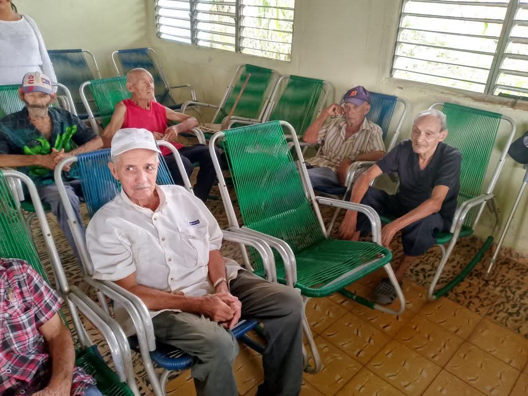 LaVozDelSol's tweet photo. La casa de abuelos El Paraíso, en La Máquina, Cabecera Mcpal de #Maisi hace galas a su nombre cada miércoles,  cuando se fusionan los abuelos con los especialistas del Museo Mcpal y se hace más agradable la estancia desde el recuento, la historia y el arte.
#CubaSalva https://t.co/gy6gK8al54