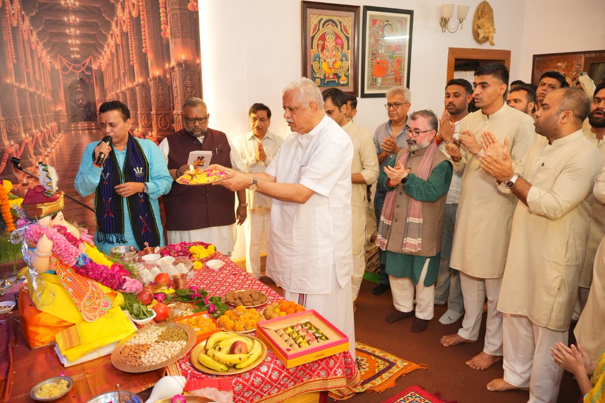 Sunil_Deodhar's tweet photo. श्री गणेशाय नमः 🙏🚩
#SamrastaGanesh गणेशोत्सव के दशम दिवस की मंगल संध्याआरती भक्तिमय वातावरण में श्रद्धा एवं आस्था के साथ संपन्न हुई।
इस पावन अवसर पर भारतीय जनता पार्टी के राष्ट्रीय महासचिव (संगठन) श्री @blsanthosh जी की उपस्थिति रही।
गणपति बप्पा के चरणों में सभी के सुख, शांति, समृद्धि एवं सर्वकल्याण के साथ समरसता का भाव प्रबल हो इसकी प्रार्थना की।
शुक्लाम्बरधरं विष्णुं शशिवर्णं चतुर्भुजम्।
प्रसन्नवदनं ध्यायेत् सर्वविघ्नोपशान्तये॥