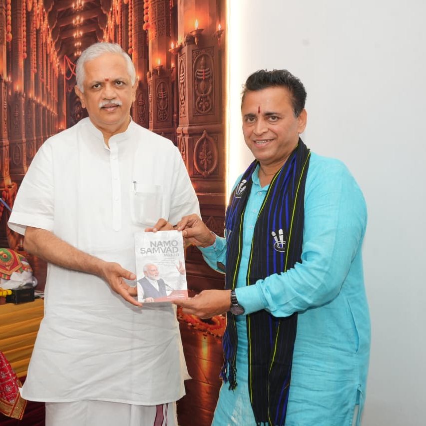Sunil_Deodhar's tweet photo. श्री गणेशाय नमः 🙏🚩
#SamrastaGanesh गणेशोत्सव के दशम दिवस की मंगल संध्याआरती भक्तिमय वातावरण में श्रद्धा एवं आस्था के साथ संपन्न हुई।
इस पावन अवसर पर भारतीय जनता पार्टी के राष्ट्रीय महासचिव (संगठन) श्री @blsanthosh जी की उपस्थिति रही।
गणपति बप्पा के चरणों में सभी के सुख, शांति, समृद्धि एवं सर्वकल्याण के साथ समरसता का भाव प्रबल हो इसकी प्रार्थना की।
शुक्लाम्बरधरं विष्णुं शशिवर्णं चतुर्भुजम्।
प्रसन्नवदनं ध्यायेत् सर्वविघ्नोपशान्तये॥
