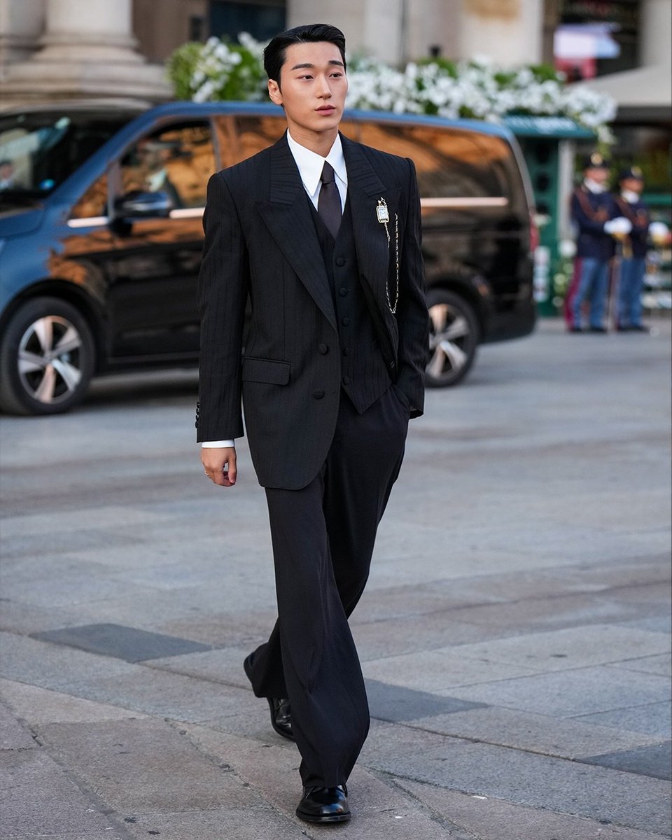 1024updates's tweet photo. [📷] Dolce & Gabbana Global Ambassador San wore a full look from the DGFW26 Collection, featuring a three-piece single-breasted Sicilia suit paired with a classic white poplin shirt and a black satin tie. The ensemble was completed with polished leather derby shoes and a gold pocket watch with a chain. 

#SANxVOGUEWORLD #choisan 
#SANxDOLCEGABBANA #산