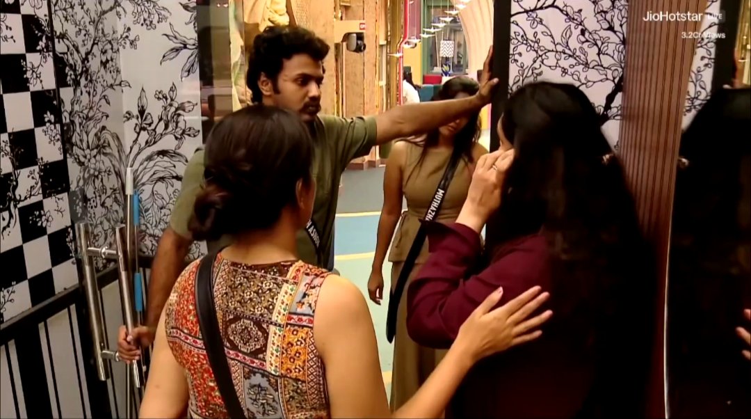 Rasigan_022's tweet photo. Here, #Anandhi is the victim of the #Asmitha drama. 👀

Last minute-la crying drama start panni… 😭
whole plan-ah mess up panni, Anandhi-oda plan ah disrupt pannitaanga. 🤦‍♂️

Result: Anandhi Nominated. 🥴

#BiggBossTamil10 #BiggBossTamilSeason10 #BBTamil10 https://t.co/bddlrXq1fy