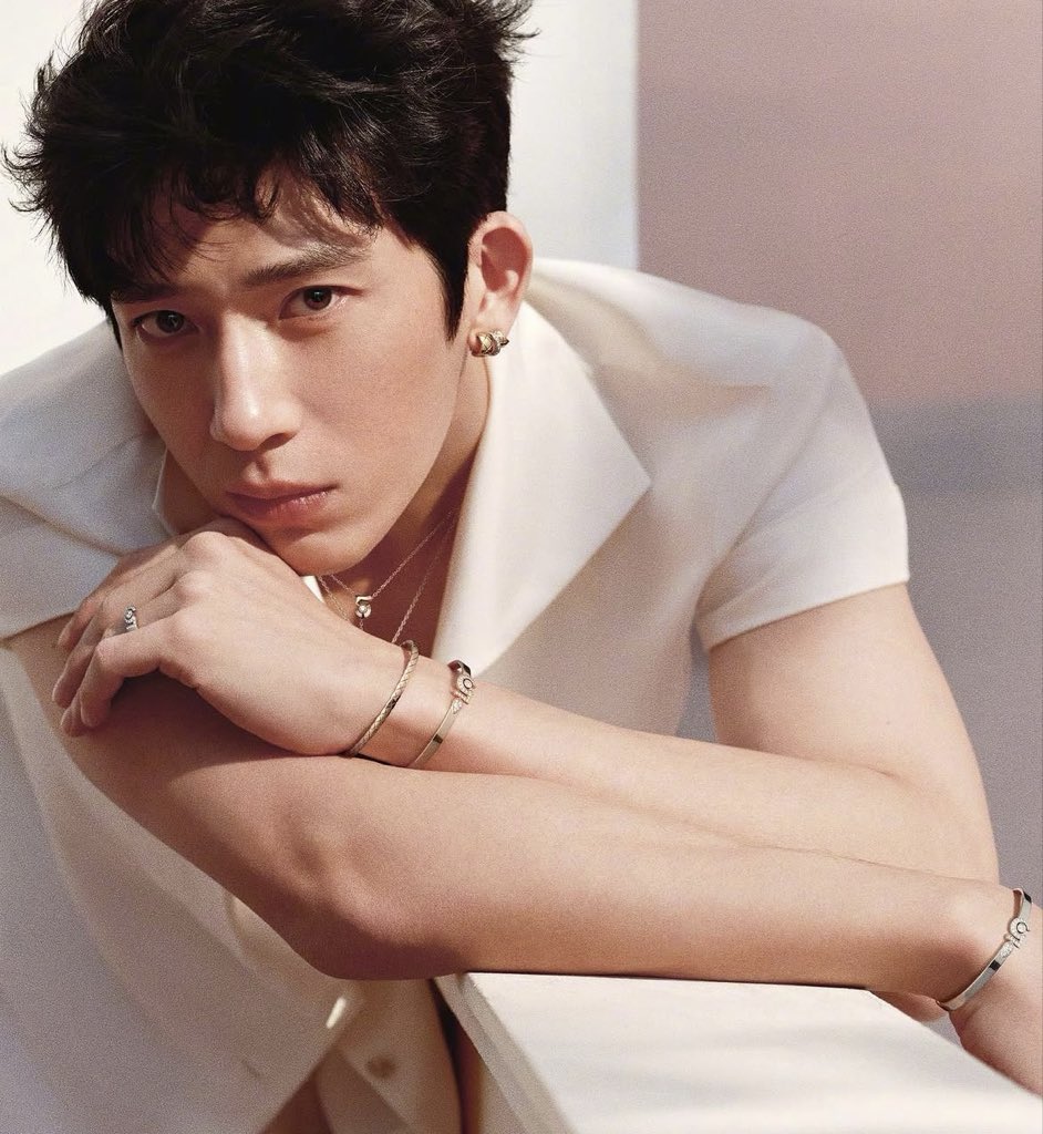 unbiasedluvr's tweet photo. Idc if you’re 37, I need you to never stop wearing earrings and let it maximize your big daddy energy @ jing boran https://t.co/PVDqENUEYo