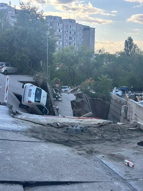 djajiczoran's tweet photo. Sve objekte i infrastrukturne radove koje izvode investitori mafijaške SNS organizacije kojom rukovodi narko kartel porodice Vučić sa svojim kumovima i ćaci lojalistima treba pod hitno zaustaviti kako ne bi stradao više ni jedan naš gradjanin. Još samo 32 dana da se organizujemo i sačuvamo živote naših gradjana, a nakon 25. oktobra Aleksandra Vučića, sa bratom Andejem, kumovima i svim lojalistima ćemo sprovesti u zatvore na izdržavanje, zakonom zaslužene kazne uz konfiskaciju kompletne kriminalom stečene imovine. STUDENTI SU POBEDILI!!!