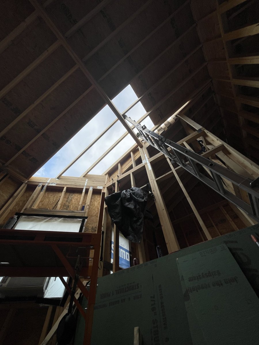 H3NTVI's tweet photo. Woke up completely floored today. 

#Solobuild for this long is starting to catch up to me. 
———————

Took this right before nailing down the last panel. #Zipsystem

Gonna be zipping seams today, wrapping up eaves and starting the rakes pre framing as we move into the next week. 
—————

I can’t wait to collapse on the floor of my new studio after all this is over.
