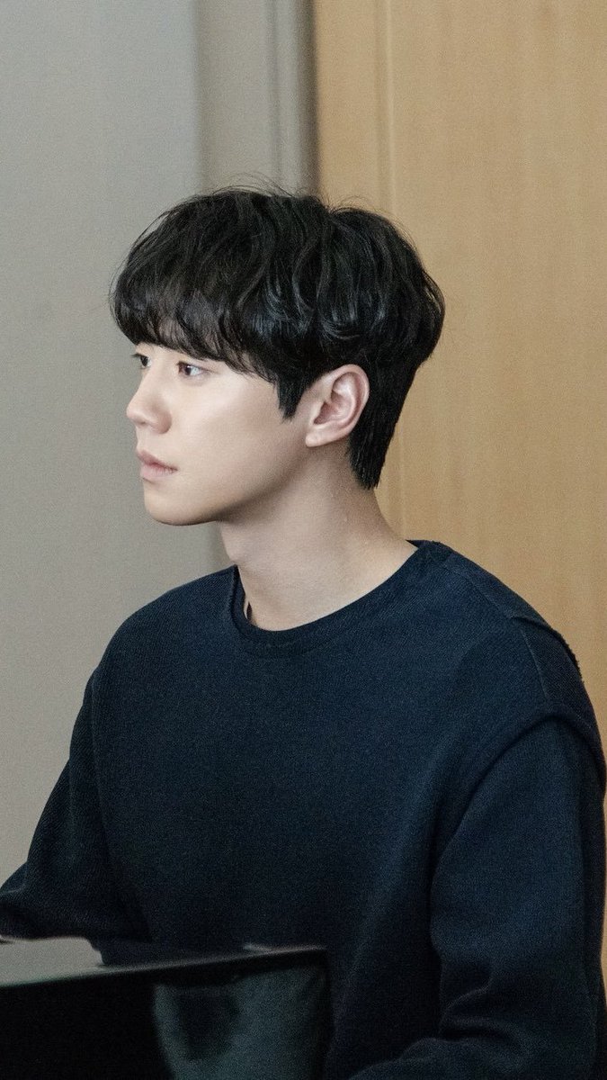 so3333333333's tweet photo. 비오 탓이 맞다 아니다의 문제가 아니라 제정신으로 버티냐 아니냐의 문제였을 것 같음.
17살의 정요는 마음 속에 깊은 곳에 묻어둘 수 밖에 없었겠지.
그럼 그 애는 사라진 걸까?
비오와 재회한 뒤 마주칠 때마다 그 애가 나가고 싶다고 하진 않았을까? https://t.co/4YKNMkGpIF
