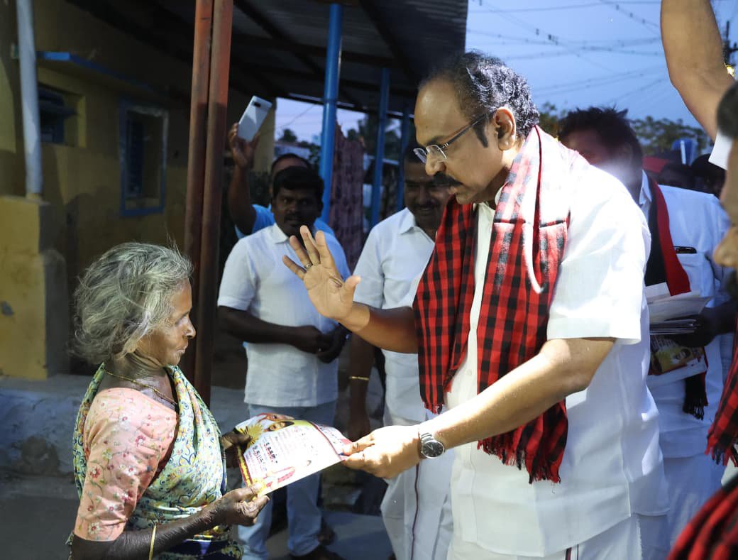 TThenarasu's tweet photo. தாராபுரம் சட்டமன்றத் தொகுதி இடைத்தேர்தலில் போட்டியிடும் கழகத்தின் வெற்றி வேட்பாளர் திருமிகு. சுகன்யா அவர்களை ஆதரித்து அலங்கியம் ஊராட்சியில், விருதுநகர் தெற்கு கழக மாவட்டச் செயலாளர் அண்ணன் திரு. கே.கே.எஸ்.எஸ்.ஆர். இராமச்சந்திரன் அவர்களுடன் இணைந்து வீடு வீடாக வாக்கு சேகரிக்கும் பிரசாரத்தைத் தொடங்கியுள்ளோம்.
வெற்றி சின்னமாம் உதயசூரியனை தாராபுரத்தில் உதிக்க வைப்போம்.

@KKSSRR_DMK

(1/2)