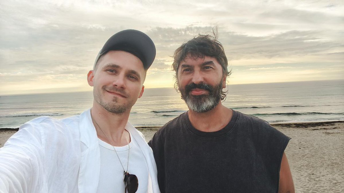 DelphaRuthbbqm's tweet photo. We went to the beach and caught up. I went into the sea and ended up with messy hair. In this photo, who’s Billie and who’s Charli? https://t.co/qffxsQHGYG