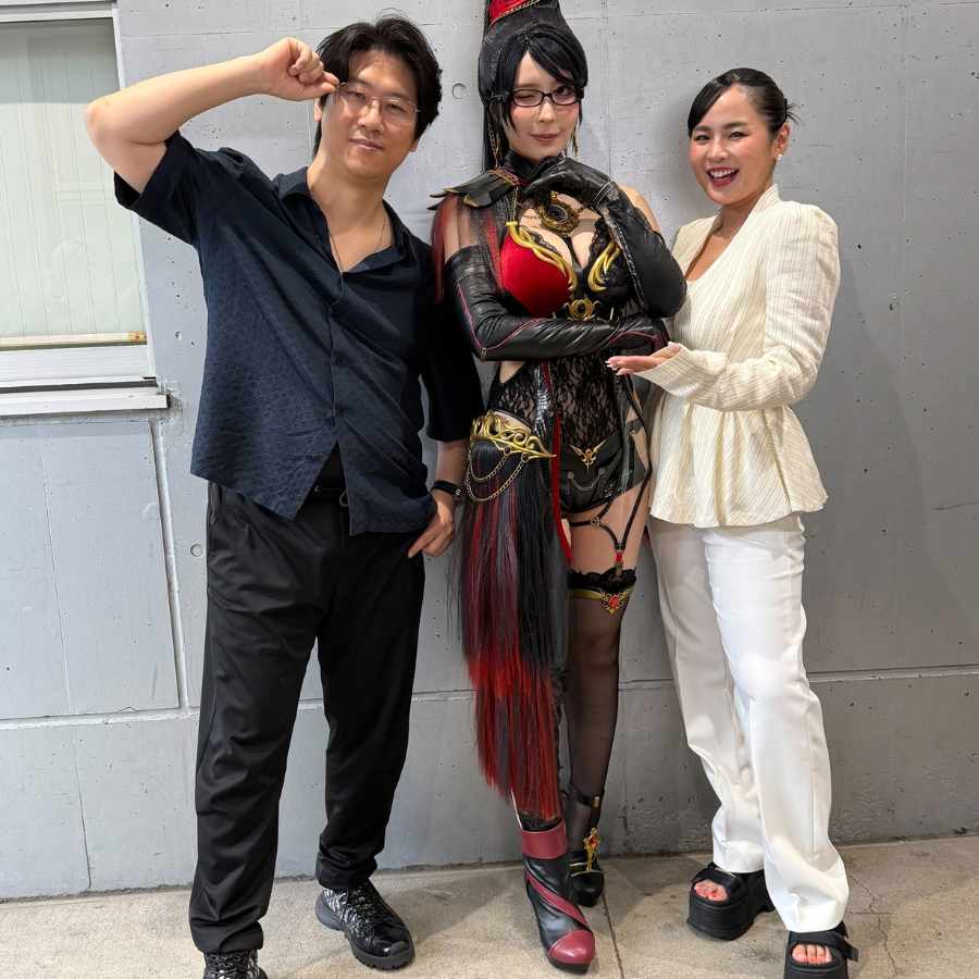 cabraXP's tweet photo. Penny Drake como Bayonetta no documentário "Confessions of a Booth Babe"

Ela se destacou entre mais de 100 mulheres que fizeram o teste para o estande da Sega na E3 de 2010, e a cara de alegria do Hideki Kamiya ali é impagável.

Hoje, sou grato à Shift Up por trazer de volta esse espírito aos games, algo tão difícil de ver, e por respeitar uma personagem tão importante.