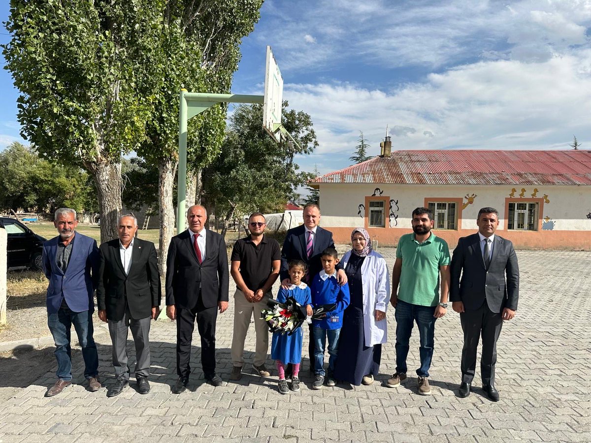 Bulank_Kymklk's tweet photo. 📍OKUL ZİYARETLERİ
Okul ziyaretleri kapsamında Kurganlı İlk ve ortaokulunu ziyaret eden Kaymakamımız Ömer Övünç KOŞANSU , öğrencilerle bir araya gelerek keyifli vakit geçirdi. Eğitim öğretim hayatlarında başarılar diledi. https://t.co/6ptdPMYb3M