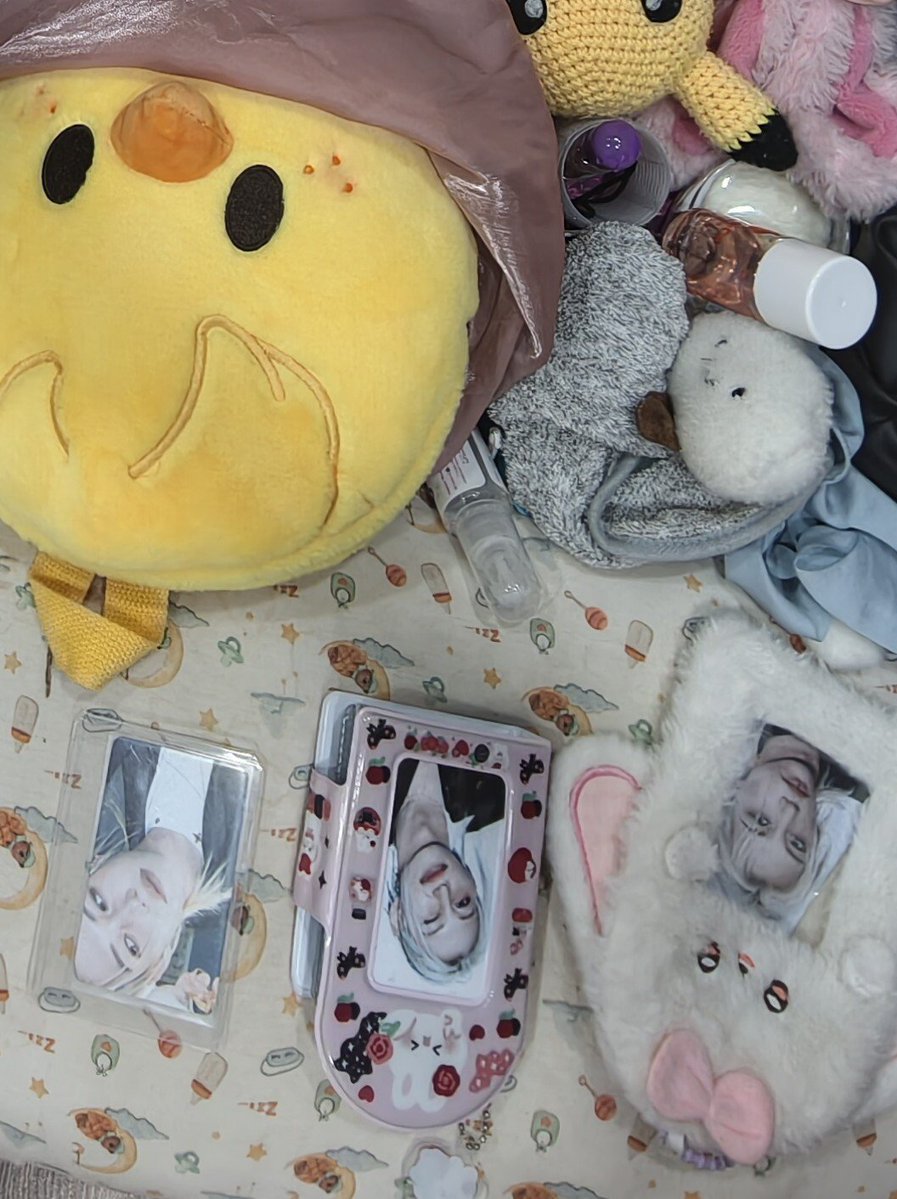 pil_pilly's tweet photo. anak gw tidur dengan 3 pc Felix berjejer dan dipakein bantal 😭😭😭 https://t.co/r7YH3uMsUM