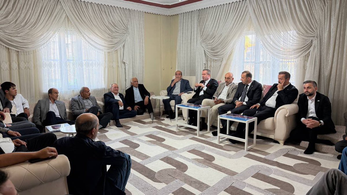 Akgencyova's tweet photo. 📍 Yüksekova | Esenyurt Mahallesi (Yeniışık Köyü)

İl Başkanımız Sn. Av. Zeydin KAYA, İlçe Başkanımız Sn. Burhan YAŞAR, Gençlik Kolları Başkanımız Sn. Servet Kürşat AKKURT ve teşkilatımızla birlikte;

Mahalle sakinlerimizle samimi ve gönülden sohbetler eşliğinde bir araya gelerek talep ve beklentilerini dinledik.

Milletimizle gönül gönüle, mahalle mahalle, hane hane Yüksekova’mız için çalışmaya devam ediyoruz. 
@RTErdogan