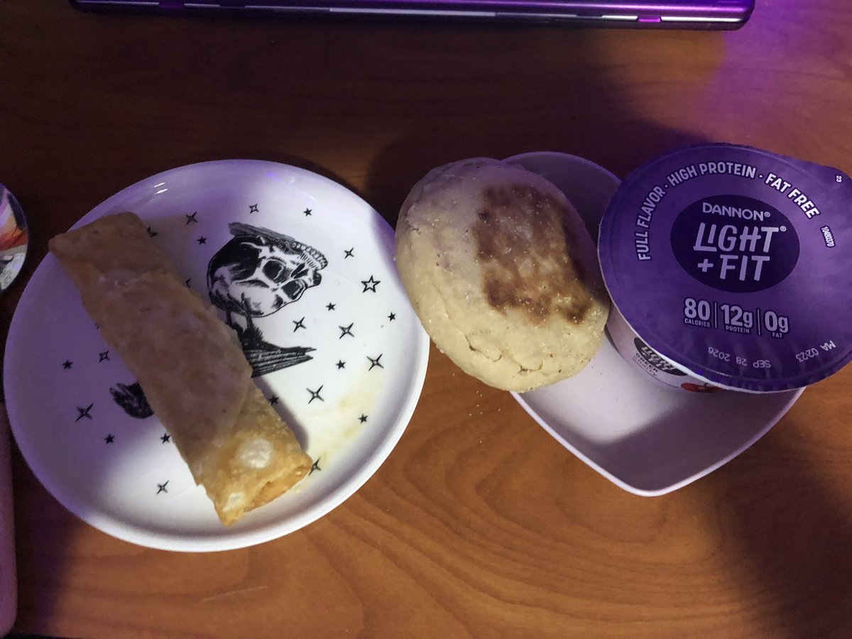 coffee2monster's tweet photo. lunchhhh ~330 cals
egg roll, plain english muffin, yogurt https://t.co/3F9oHX0Ced