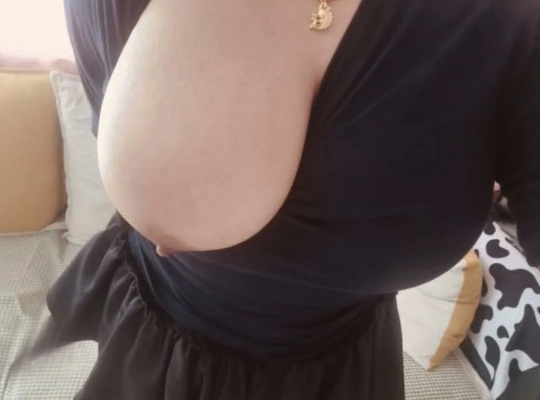 NecoleGashxrcf's tweet photo. 女大，F巨乳有喜欢的吗？🤏🤏
 #女大 #母猪 #bbw https://t.co/Ac2KMQo8Wc