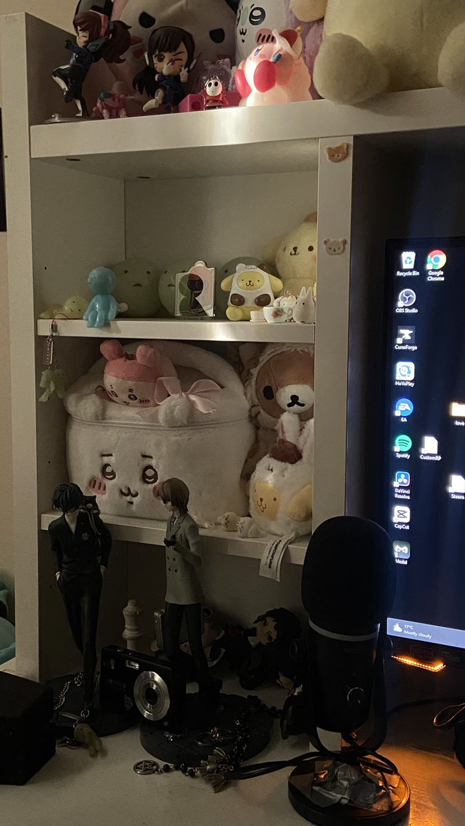 mizukikawan's tweet photo. i love my desk https://t.co/LM1wGo2c5a