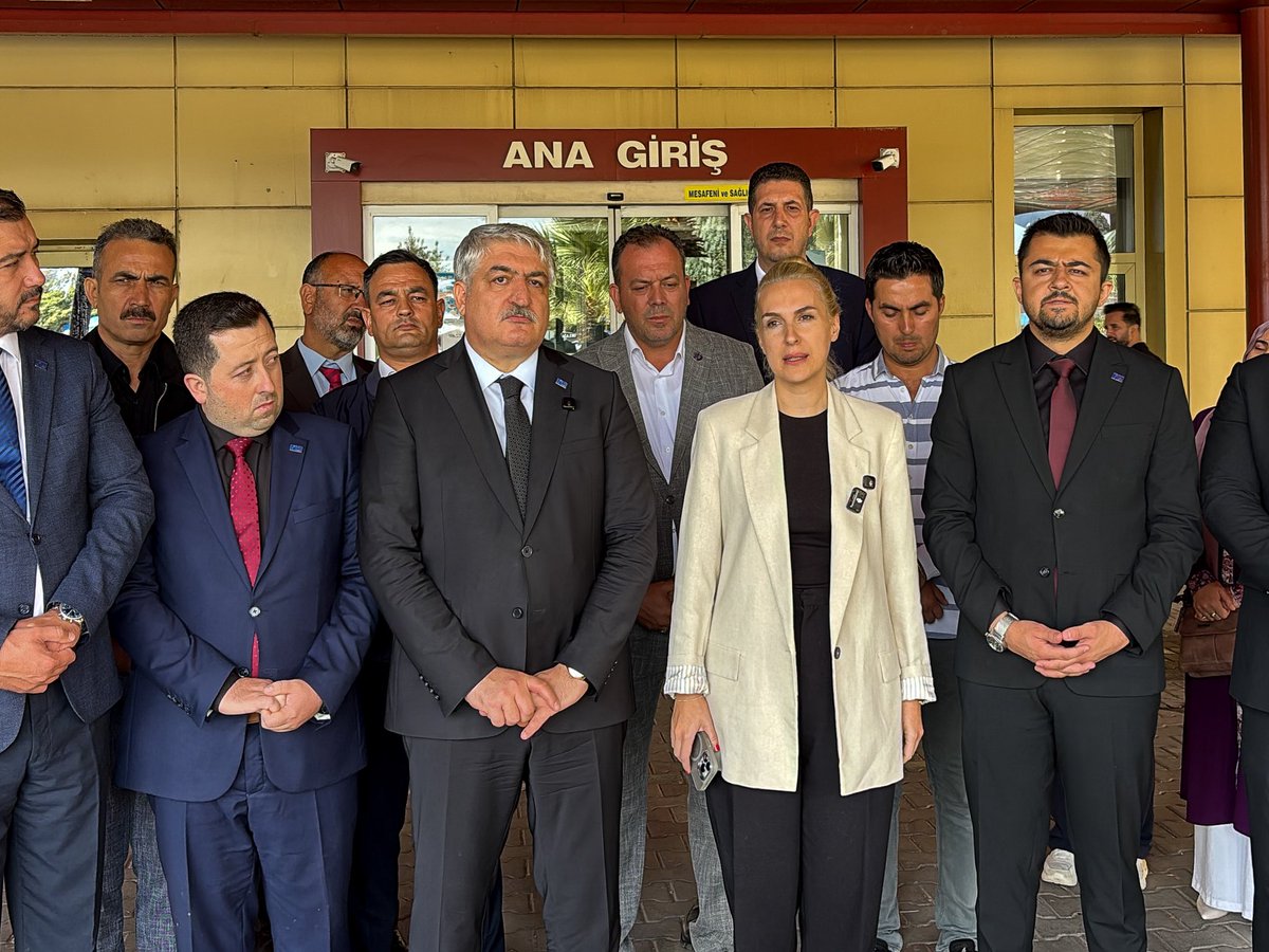 anahtarparti's tweet photo. Turgutlu’da yaralı öğrencilerimizi ve ailelerini ziyaret ettik.

Turgutlu İnci Üzmez Mesleki ve Teknik Anadolu Lisesinde yaşanan olayın ardından Genel Başkan Yardımcılarımız Sayın Prof. Dr. Özcan Güngör ve Sayın Merve Kır Müftüoğlu ile Manisa İl Başkanımız Sayın Şakircan Dinç, Turgutlu İlçe Başkanımız Sayın Muhammed Yıldız ve teşkilat yöneticilerimizle birlikte Turgutlu’da temaslarda bulunduk.

Turgutlu Devlet Hastanesinde tedavi gören öğrencilerimizi ve ailelerini ziyaret ederek sağlık durumları hakkında bilgi aldık, geçmiş olsun dileklerimizi ilettik.

Ardından okulda incelemelerde bulunan heyetimiz, yetkililerden bilgi aldı.

Düzenlenen basın toplantısında ise okul güvenliğinin güçlendirilmesi, risklerin önceden tespit edilmesi, rehberlik ve psikososyal destek mekanizmalarının geliştirilmesi ve kurumlar arası koordinasyonun artırılması gerektiğine dikkat çektik.

Yaralı öğrencilerimize acil şifalar, ailelerine ve Turgutlu halkına tekrar geçmiş olsun dileklerimizi iletiyoruz.