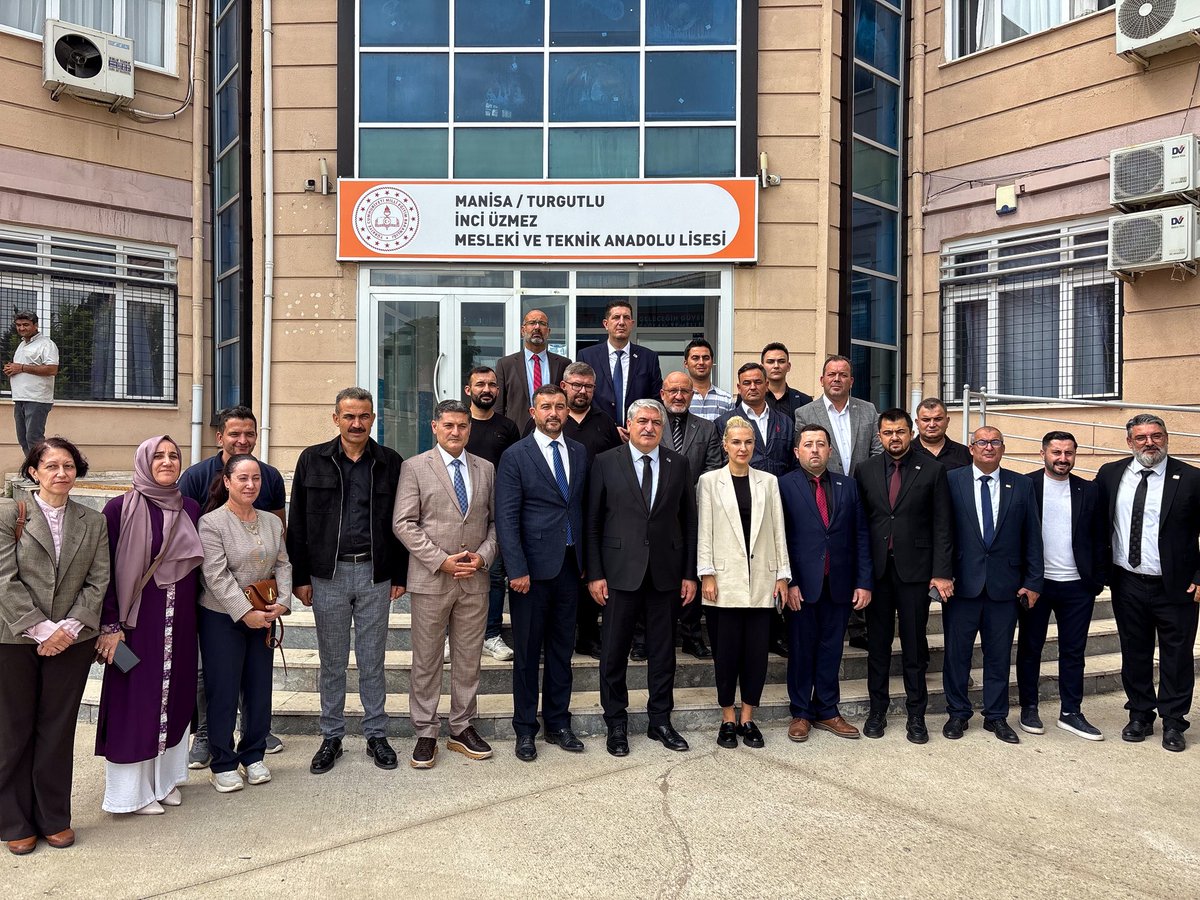 anahtarparti's tweet photo. Turgutlu’da yaralı öğrencilerimizi ve ailelerini ziyaret ettik.

Turgutlu İnci Üzmez Mesleki ve Teknik Anadolu Lisesinde yaşanan olayın ardından Genel Başkan Yardımcılarımız Sayın Prof. Dr. Özcan Güngör ve Sayın Merve Kır Müftüoğlu ile Manisa İl Başkanımız Sayın Şakircan Dinç, Turgutlu İlçe Başkanımız Sayın Muhammed Yıldız ve teşkilat yöneticilerimizle birlikte Turgutlu’da temaslarda bulunduk.

Turgutlu Devlet Hastanesinde tedavi gören öğrencilerimizi ve ailelerini ziyaret ederek sağlık durumları hakkında bilgi aldık, geçmiş olsun dileklerimizi ilettik.

Ardından okulda incelemelerde bulunan heyetimiz, yetkililerden bilgi aldı.

Düzenlenen basın toplantısında ise okul güvenliğinin güçlendirilmesi, risklerin önceden tespit edilmesi, rehberlik ve psikososyal destek mekanizmalarının geliştirilmesi ve kurumlar arası koordinasyonun artırılması gerektiğine dikkat çektik.

Yaralı öğrencilerimize acil şifalar, ailelerine ve Turgutlu halkına tekrar geçmiş olsun dileklerimizi iletiyoruz.