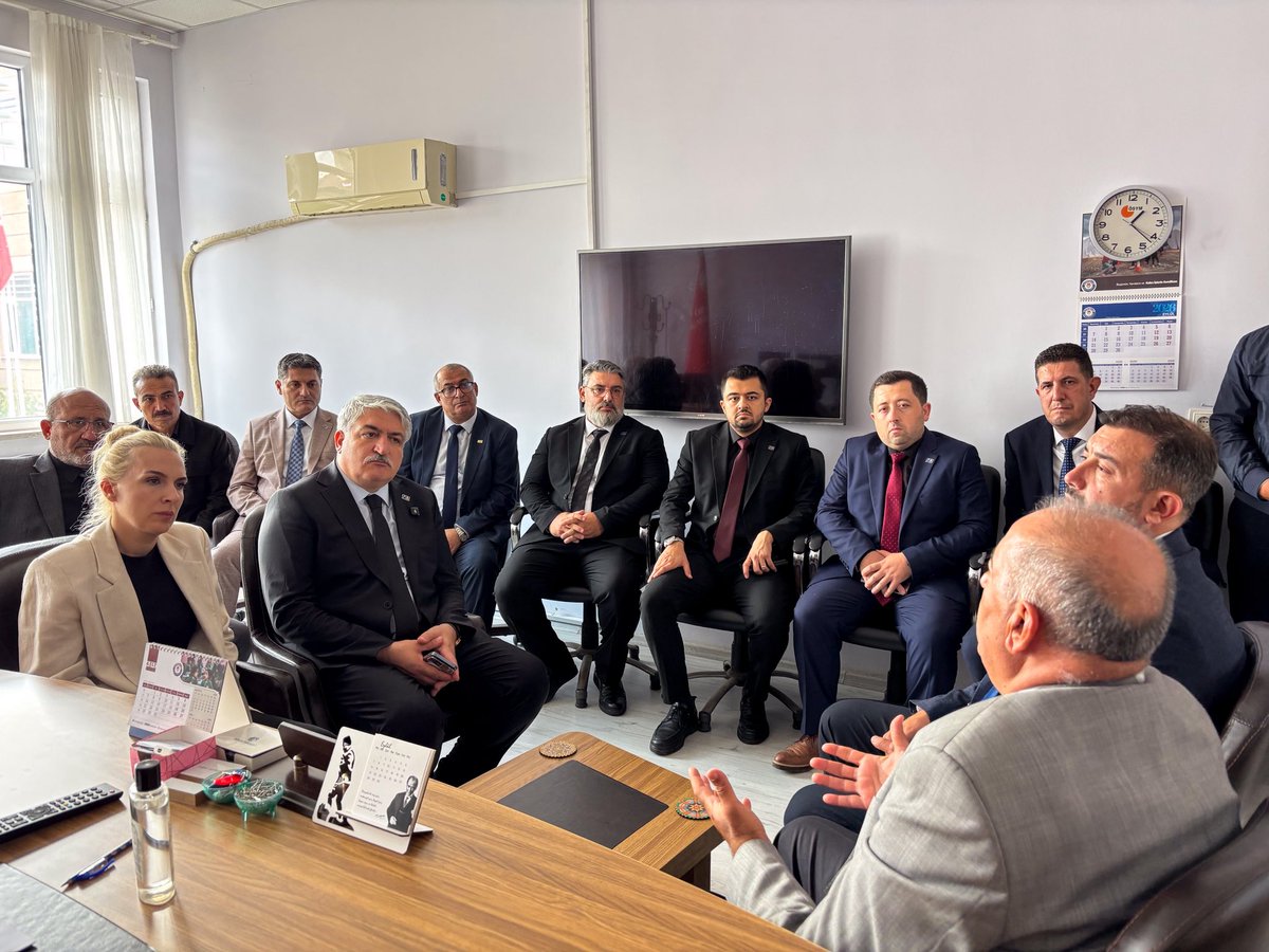 anahtarparti's tweet photo. Turgutlu’da yaralı öğrencilerimizi ve ailelerini ziyaret ettik.

Turgutlu İnci Üzmez Mesleki ve Teknik Anadolu Lisesinde yaşanan olayın ardından Genel Başkan Yardımcılarımız Sayın Prof. Dr. Özcan Güngör ve Sayın Merve Kır Müftüoğlu ile Manisa İl Başkanımız Sayın Şakircan Dinç, Turgutlu İlçe Başkanımız Sayın Muhammed Yıldız ve teşkilat yöneticilerimizle birlikte Turgutlu’da temaslarda bulunduk.

Turgutlu Devlet Hastanesinde tedavi gören öğrencilerimizi ve ailelerini ziyaret ederek sağlık durumları hakkında bilgi aldık, geçmiş olsun dileklerimizi ilettik.

Ardından okulda incelemelerde bulunan heyetimiz, yetkililerden bilgi aldı.

Düzenlenen basın toplantısında ise okul güvenliğinin güçlendirilmesi, risklerin önceden tespit edilmesi, rehberlik ve psikososyal destek mekanizmalarının geliştirilmesi ve kurumlar arası koordinasyonun artırılması gerektiğine dikkat çektik.

Yaralı öğrencilerimize acil şifalar, ailelerine ve Turgutlu halkına tekrar geçmiş olsun dileklerimizi iletiyoruz.