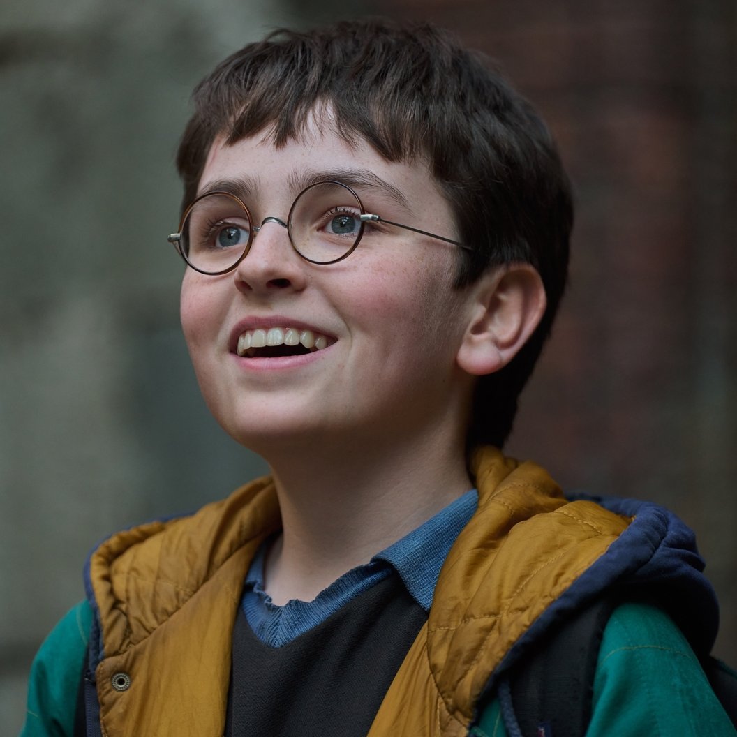 thiegonovais's tweet photo. Meu palpite é que a série Harry Potter vai virar "série conforto" igual aos filmes pra muita gente. Papo de ficar vendo e revendo os episódios VÁRIAS vezes. Ou seja, a quantidade de minutos assistidos será loucura total. 

O lançamento do primeiro episódio será no Natal. https://t.co/K6f6S1iMn8