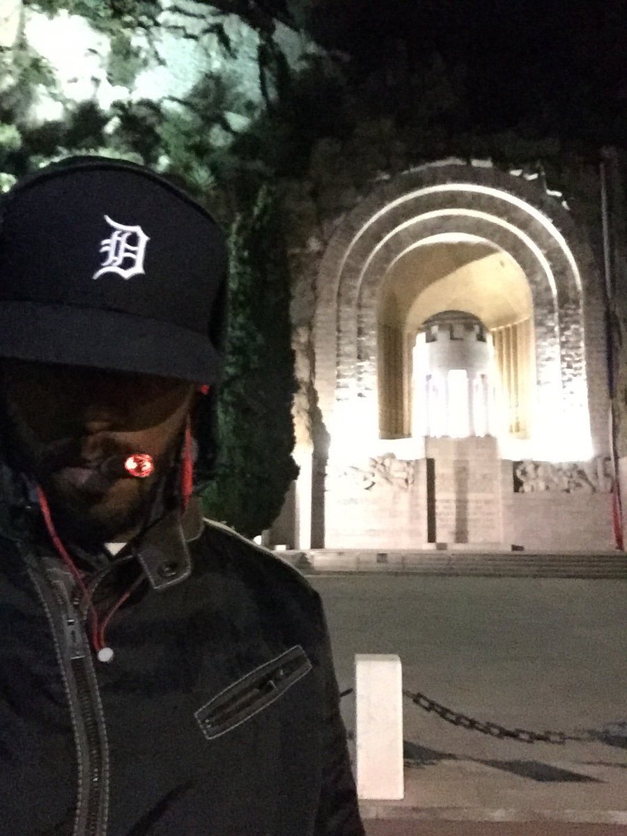 cinesitcom's tweet photo. shoutout to his sexy cigar selfies https://t.co/RIuqmp0cn4