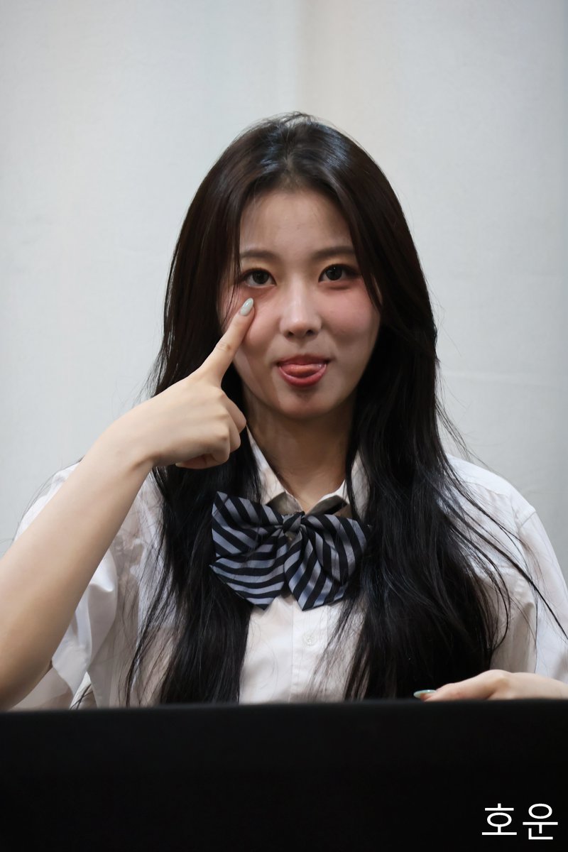 haoyunhong0429's tweet photo. 260920 #USPEER Everline fansign #Daon

惡作劇做鬼臉的Daon 😜

#유스피어 #다온 https://t.co/adSvLU30DR