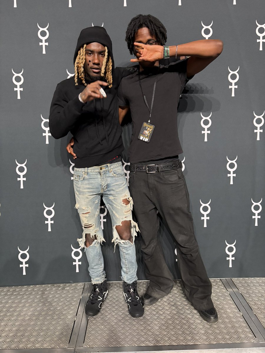 kantkickwitus's tweet photo. jus met the goat https://t.co/ldJP7LLokc