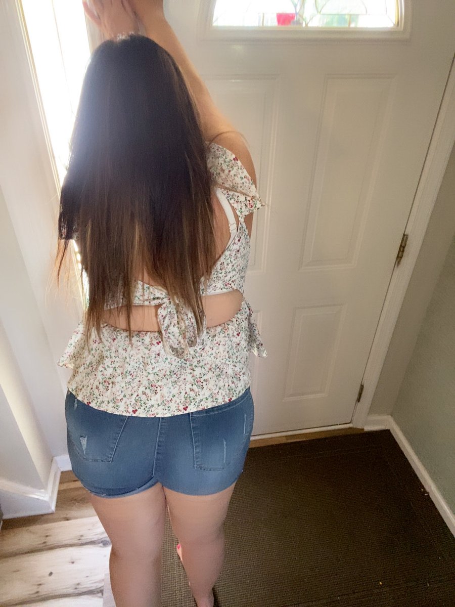 Jamiejj143's tweet photo. I love a floral top. 🌺 https://t.co/KX6J0E2ItR
