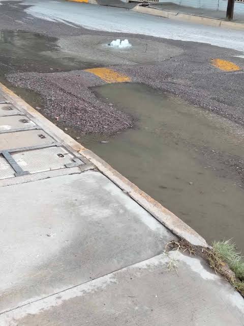 Diario_deColima's tweet photo. 🚨 REGISTRAN ENORME FUGA DE AGUA EN LA JOYA, MANZANILLO
El desperdicio a gran presión ocurrió la madrugada de este miércoles. Vecinos urgieron el arribo de personal de Capdam 🚰💥.
#Manzanillo #Colima #Capdam #DenunciaCiudadana #DiarioDeColima https://t.co/qHg37534ai