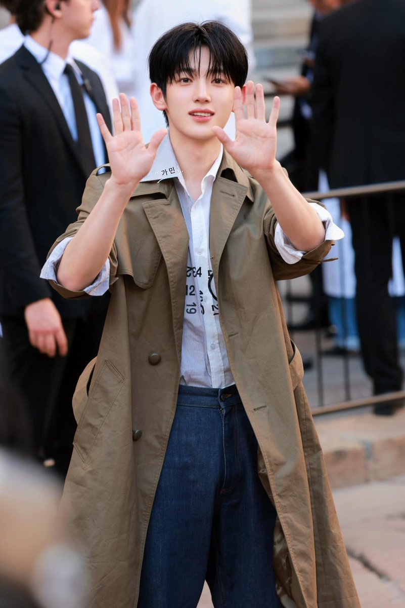 frillangelbunny's tweet photo. 귀여운데 예쁘고 잘 생기고 멋있고 분위기 있고 아우라 있고 다 해라 다🐰😎

SIWOO MILAN FASHION WEEK SS27

#PARKSIWOOxMM6
#PARKSIWOOMFWSS27
#PARKSIWOO #박시우 https://t.co/w9NIItxAcO
