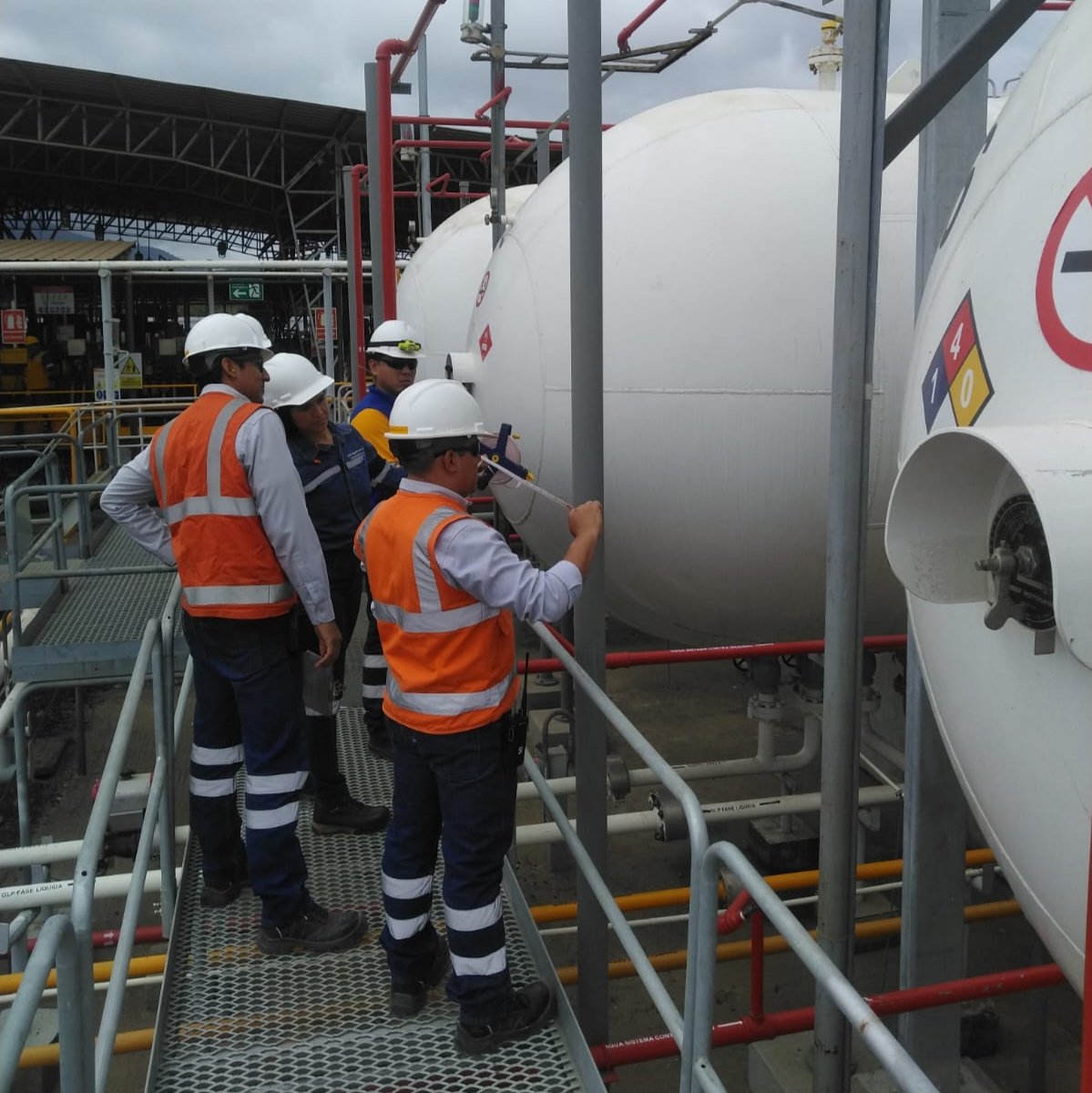 ARCH_Ec's tweet photo. ✅️ #ARCHControla 

Nuestros técnicos inspeccionaron un tanque de almacenamiento de #GLP en una Planta Envasadora en #Montecristi, #Manabí, antes de iniciar operaciones.

Controlamos que las instalaciones cumplan las condiciones técnicas para su funcionamiento. 🇪🇨 https://t.co/YbhnMwEIjp