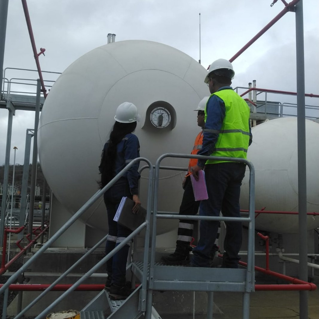 ARCH_Ec's tweet photo. ✅️ #ARCHControla 

Nuestros técnicos inspeccionaron un tanque de almacenamiento de #GLP en una Planta Envasadora en #Montecristi, #Manabí, antes de iniciar operaciones.

Controlamos que las instalaciones cumplan las condiciones técnicas para su funcionamiento. 🇪🇨 https://t.co/YbhnMwEIjp