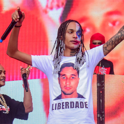 RapMais's tweet photo. 🚨 URGENTE: JUSTIÇA ACABA DE CONCEDER HABEAS CORPUS A ORUAM, QUE DEIXA DE SER CONSIDERADO FORAGIDO

No fim de julho, a Justiça já havia revogado a prisão preventiva do rapper no processo por tentativa de homicídio, mas ele continuava foragido por causa de uma segunda ordem, ligada à ação por suposta lavagem de dinheiro. 

Com o habeas corpus concedido nesta quarta-feira (23), essa outra ordem de prisão também cai e Oruam passa a poder responder aos dois processos em liberdade.