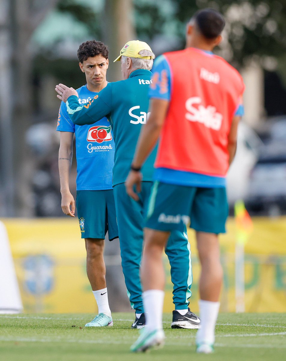 SantosFC's tweet photo. A primeira coletiva com a Amarelinha e mais um dia de treino pela #SeleçãoBrasileira. O dia do nosso #MeninoDaVila Gabriel Bontempo! 🇧🇷⚪⚫ https://t.co/V8tmYsX2Km